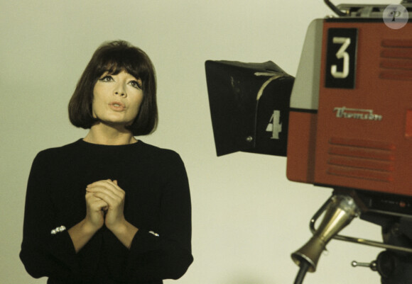 Archives - En France, à Paris, Juliette Gréco sur le plateau de l'émission "Discorama"