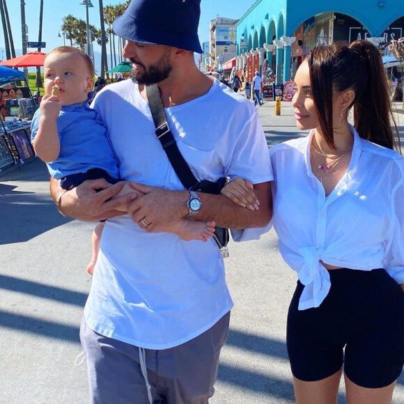 Nabilla Benattia et Thomas Vergara avec leur fils Milann dans les rues de Los Angeles, le 8 août 2020