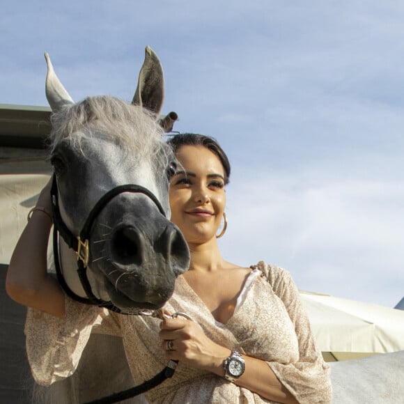 Exclusif - Nabilla Vergara, enceinte, en week end à Monaco, a fait un passage fort remarqué au Championnat du pur-sang arabe de la Méditerranée et des pays arabes au stade Rondelli à Menton le 23 juin 2019. En compagnie de son mari Thomas, elle a enfin pu affronter sa peur des chevaux en se laissant guidé par des amis saoudiens présents sur la compétition, et qui l'ont mise en présence d'une de leur jument. Jasmeenah et Nabilla ont fait connaissance pour ne plus se quitter. Prochaine étape après son accouchement, monter à cheval... Ce concours de haut niveau, placé cette année sous le thème du cheval vapeur, est devenu le rendez-vous incontournable des plus grands éleveurs de pur-sang arabes du monde entier et de tous les amoureux des chevaux de légende. © Patrick Varotto / Bestimage  No Web en Suisse / Belgique 