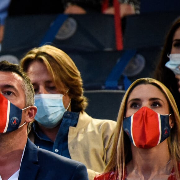 Ophélie Meunier et son mari Mathieu Vergne, Arnaud Ducret et sa compagne Claire Francisci - People et supporters au Parc des Princes pour assister à la finale de la ligue des Champions UEFA 2020 sur écran géant à Paris, le 23 août 2020. Le Bayern de Munich remporte la finale de la ligue des Champions UEFA 2020 à Lisbonne en gagnant 1-0 face au PSG (Paris Saint-Germain). © Federico Pestellini / Panoramic / Bestimage