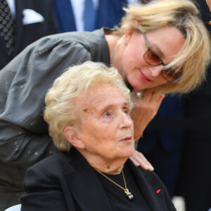 Bernadette Chirac, sa fille Claude Bernard et Bernard Cazeneuve - Hommage national à Simone Veil (femme politique et rescapée de la Shoah) dans la cour d'Honneur des Invalides à Paris, France, le 5 juillet 2017. Simone Veil reposera avec son mari au Panthéon. © Christian Liewig/Pool/ Bestimage