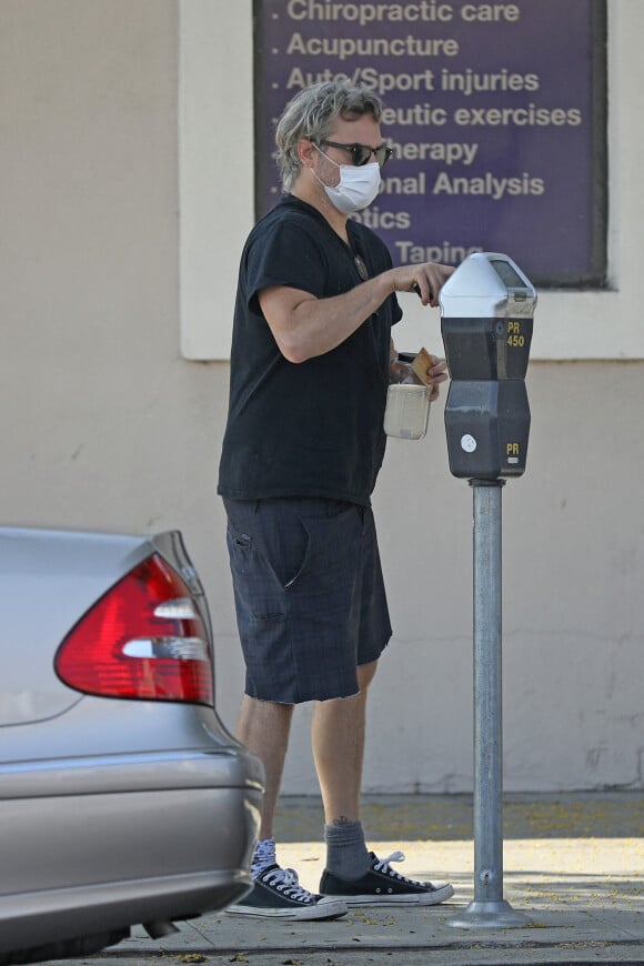 Exclusif - Joaquin Phoenix paie son parcmètre avant de se rendre à un cours de karaté à Los Angeles le 3 septembre 2020.