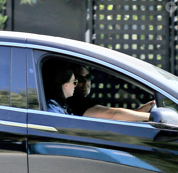 Exclusif - Joaquin Phoenix se promène à Los Angeles avec un masque facial alors que sa compagne Rooney Mara enceinte attend dans la voiture le 6 aout 2020.