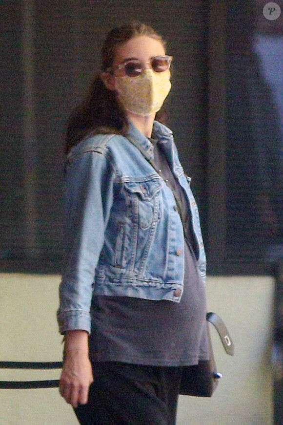 Exclusif - Rooney Mara, enceinte, lors d'une sortie en ville à Los Angeles le 10 juillet 2020. 