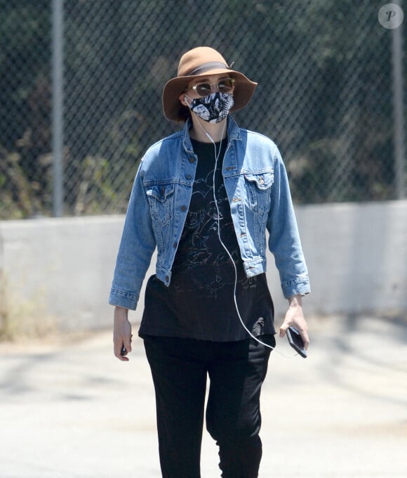Exclusif - L'actrice Rooney Mara (enceinte) lors d'une randonnée avec son masque contre le coronavirus (COVID-19) au lac Hollywood à Los Angeles, Californie, Etats-Unis, le 3 juillet 2020.