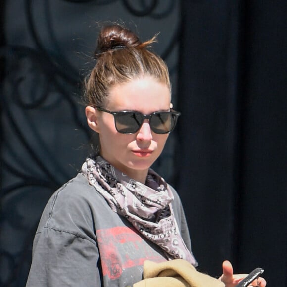 Exclusif - Rooney Mara, enceinte de son premier enfant, se balade à Los Angeles le 10 juin 2020.