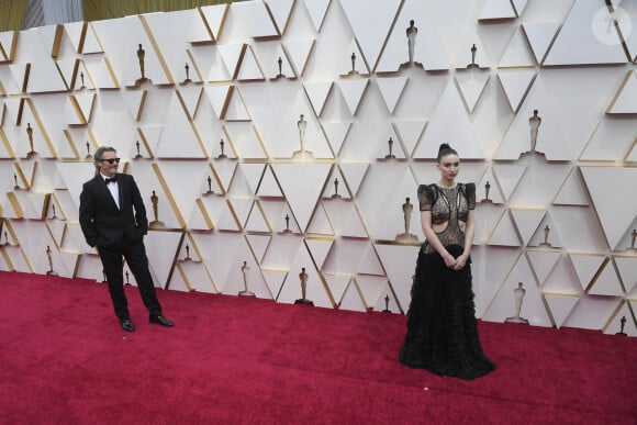 Joaquin Phoenix et sa compagne Rooney Mara lors du photocall des arrivées de la 92ème cérémonie des Oscars 2020 au Hollywood and Highland à Los Angeles, Californie, Etats-Unis, le 9 février 2020.