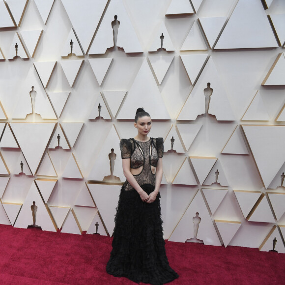 Joaquin Phoenix et sa compagne Rooney Mara lors du photocall des arrivées de la 92ème cérémonie des Oscars 2020 au Hollywood and Highland à Los Angeles, Californie, Etats-Unis, le 9 février 2020.