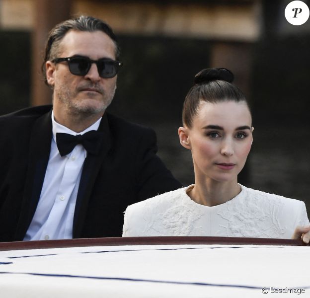 Info - Joaquin Phoenix et Rooney Mara bientôt parents pour la première fois - Joaquin Phoenix et sa fiancée Rooney Mara en bateau lors du 76ème Festival du Film de Venise, la Mostra à Venise en Italie.
