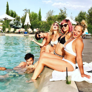 Marilou Berry en bikini avec des amies à Rome.