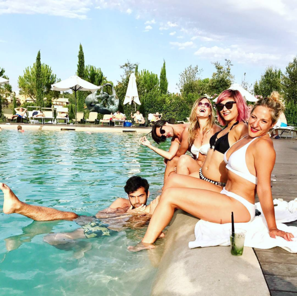 Marilou Berry en bikini avec des amies à Rome.