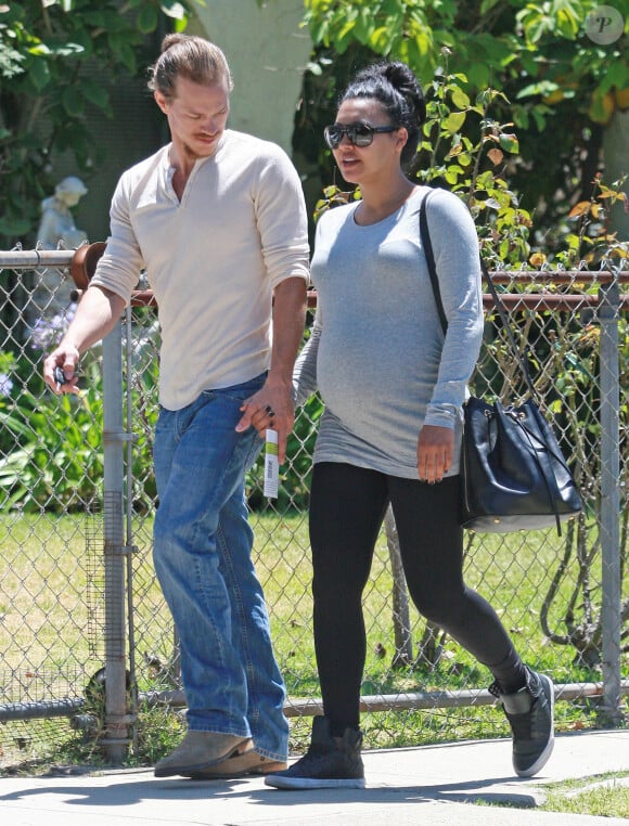 Naya Rivera enceinte se promène, main dans la main, avec son mari Ryan Dorsey dans les rues de Los Angeles, le 10 juillet 2015.