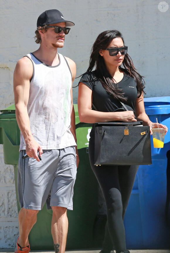 Exclusif - Naya Rivera, enceinte, et son mari Ryan Dorsey à la sortie d'un cours de gym à Los Angeles. Naya se cache le ventre avec son sac à main. Le 27 mars 2015.