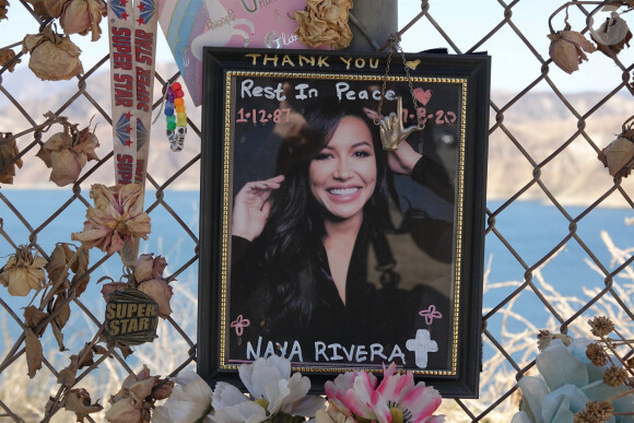 Des fans rendent hommage à Naya Rivera au Lac Piru. L'actrice s'est noyée lors d'une baignade en bateau avec son fils de 4 ans. Californie, le 1er août 2020.