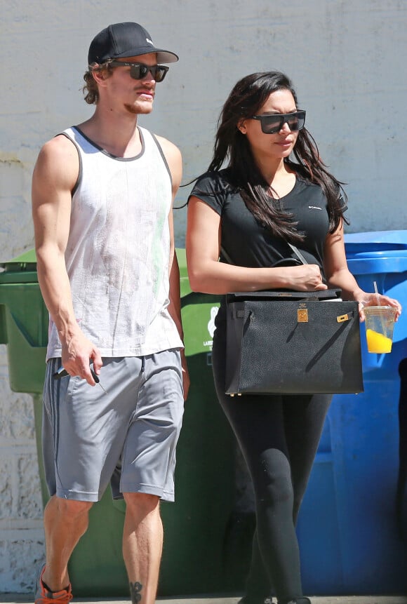 Exclusif - Naya Rivera, enceinte, et son mari Ryan Dorsey à la sortie d'un cours de gym à Los Angeles. Naya se cache le ventre avec son sac à main. Le 27 mars 2015.