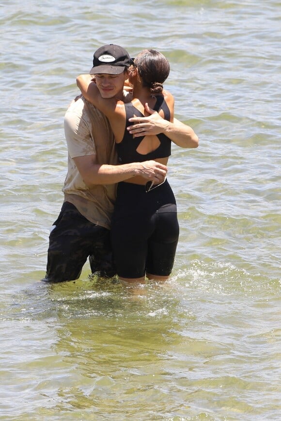 Nickayla Rivera, la soeur de Naya Rivera, Ryan Dorsey, ex mari de Naya Rivera et la famille de l'actrice se retrouvent au lac Piru pour participer à la recherche du corps le 11 juillet 2020.
