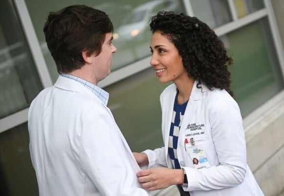 Shaun amoureux de Carly dans la saison 3 de la série "Good doctor" diffusée sur TF1. 