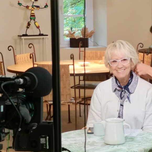 Mercotte souriante lors du tournage du "Meilleur Pâtissier 2020", le 5 septembre 2020