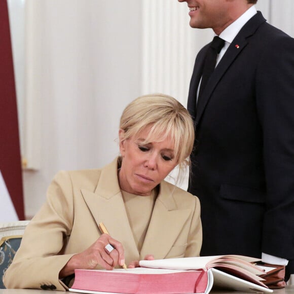 La première dame Brigitte Macron - Le président Emmanuel Macron et le président de la Lettonie Egils Levits lors d'une conférence de presse conjointe au château de Riga, Lettonie après la cérémonie d'accueil le 29 septembre 2020. © Stéphane Lemouton / Bestimage