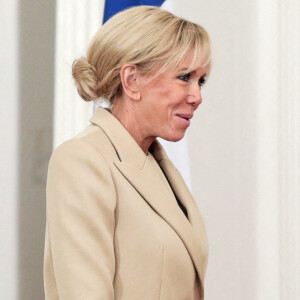 La première dame Brigitte Macron - Le président Emmanuel Macron et le président de la Lettonie Egils Levits lors d'une conférence de presse conjointe au château de Riga, Lettonie après la cérémonie d'accueil le 29 septembre 2020. © Stéphane Lemouton / Bestimage