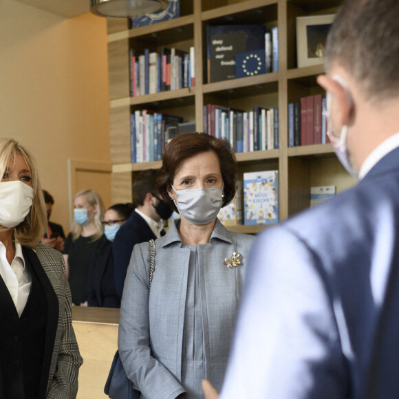 La première dame de France Brigitte Macron et la femme du président de Lettonie Andra Levite visitent l'exposition des dessins de presse "Dessins en liberté" à la Maison de l'Europe à Riga, Lettonie. Le 30 septembre 2020 © Eliot Blondet / Pool / Bestimage