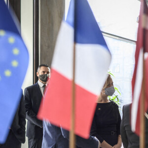 La première dame de France Brigitte Macron et la femme du président de Lettonie Andra Levite visitent l'exposition des dessins de presse "Dessins en liberté" à la Maison de l'Europe à Riga, Lettonie. Le 30 septembre 2020 © Eliot Blondet / Pool / Bestimage