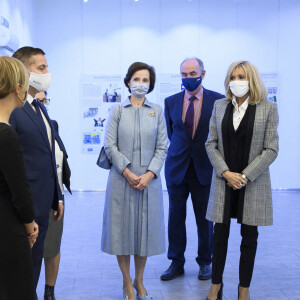 La première dame de France Brigitte Macron et la femme du président de Lettonie Andra Levite visitent l'exposition des dessins de presse "Dessins en liberté" à la Maison de l'Europe à Riga, Lettonie. Le 30 septembre 2020 © Eliot Blondet / Pool / Bestimage