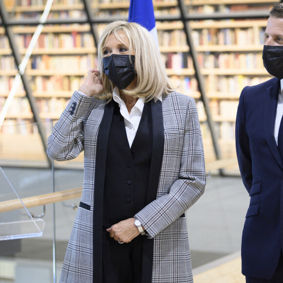 Le président français Emmanuel Macron, sa femme Brigitte Macron, le président letton Egils Levits et sa femme Andra Levite lors de leur visite à la bibliothèque de Riga le 30 septembre 2020 dans le cadre de la visite officielle de Macron en Lettonie et dans la région baltique. © Eliot Blondet / Pool / Bestimage