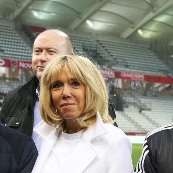 La Première Dame Brigitte Macron, Jacques Vendroux et l'actrice et humoriste Muriel Robin - La FFF, la ville de Reims, France 98 et Variété Club de France ont organisé un match de gala mixte pour l'égalité hommes-femmes afin de collecter des fonds pour la fondation des femmes et Femmes Relais 51 au stade Auguste-Delaune, à Reims, France, le 20 mars 2019. © Dominique Jacovides/Bestimage