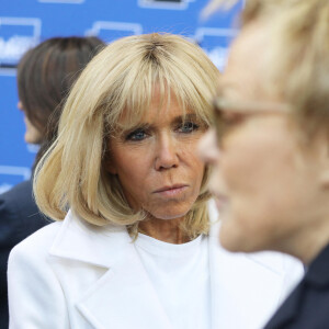 La Première Dame Brigitte Macron et l'actrice et humoriste Muriel Robin - La FFF, la ville de Reims, France 98 et Variété Club de France ont organisé un match de gala mixte pour l'égalité hommes-femmes afin de collecter des fonds pour la fondation des femmes et Femmes Relais 51 au stade Auguste-Delaune, à Reims, France, le 20 mars 2019. © Dominique Jacovides/Bestimage