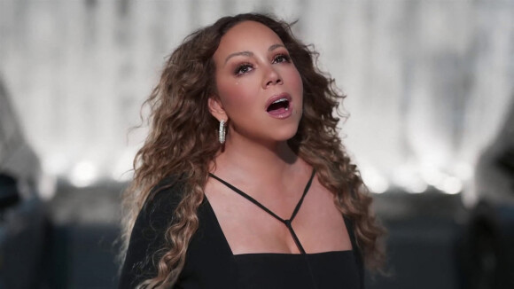 Mariah Carey chante son prochain single Save the Day au Billie Jean King National Tennis Center, le 14 septembre 2020 