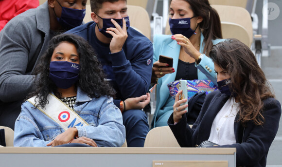 Clémence Botino, Miss France 2020, assiste des Internationaux de France de tennis à Roland Garros. Paris, le 30 Septembre 2020 © Dominique Jacovides / Bestimage