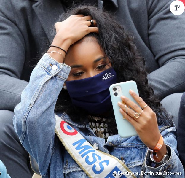 Roland-Garros : Miss France Clémence Botino, masquée mais 