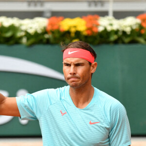 Rafael Nadal affronte Mackenzie McDonald lors du deuxième tour de Roland Garros à Paris, le 30 septembre 2020.