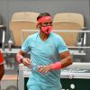 Rafael Nadal affronte Mackenzie McDonald lors du deuxième tour de Roland Garros à Paris, le 30 septembre 2020.