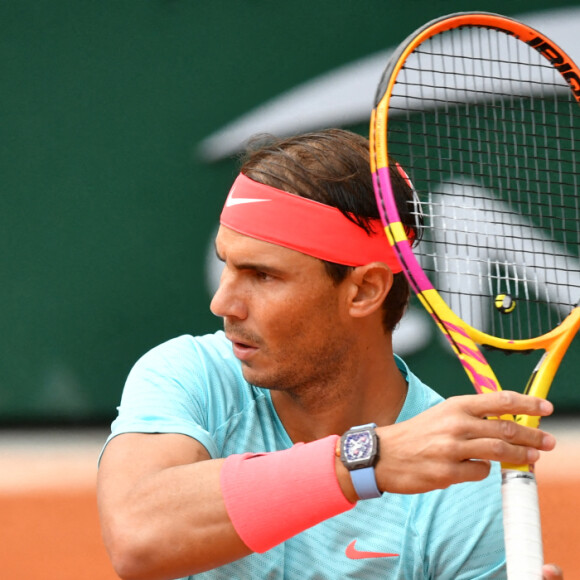 Rafael Nadal affronte Mackenzie McDonald lors du deuxième tour de Roland Garros à Paris, le 30 septembre 2020.