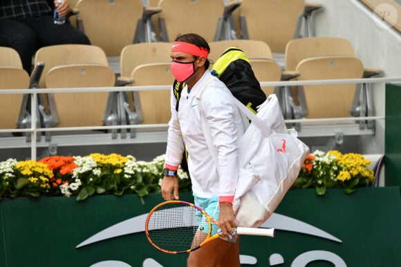 Rafael Nadal affronte Mackenzie McDonald lors du deuxième tour de Roland Garros à Paris, le 30 septembre 2020.