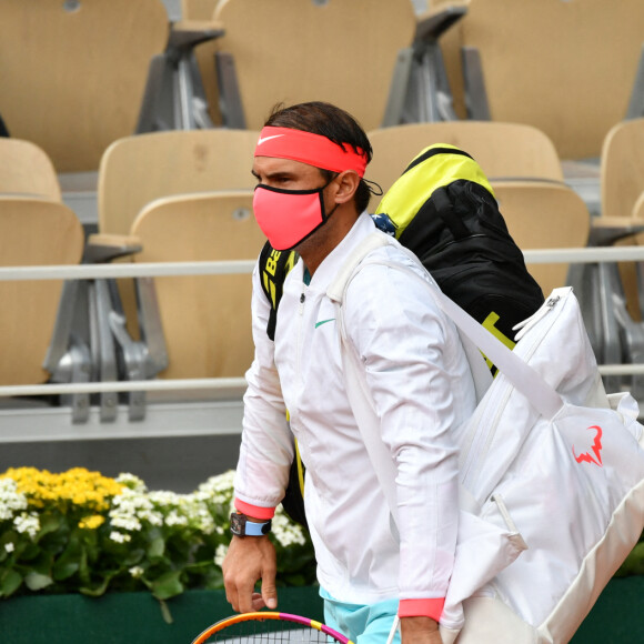 Rafael Nadal affronte Mackenzie McDonald lors du deuxième tour de Roland Garros à Paris, le 30 septembre 2020.