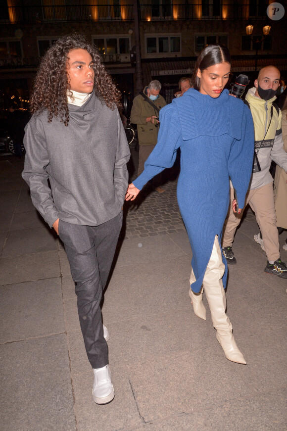 Tina et Zakari Kunakey arrivent au défilé de mode prêt-à-porter printemps-été 2021 "Isabel Marant" à Paris. Le 1er octobre 2020.