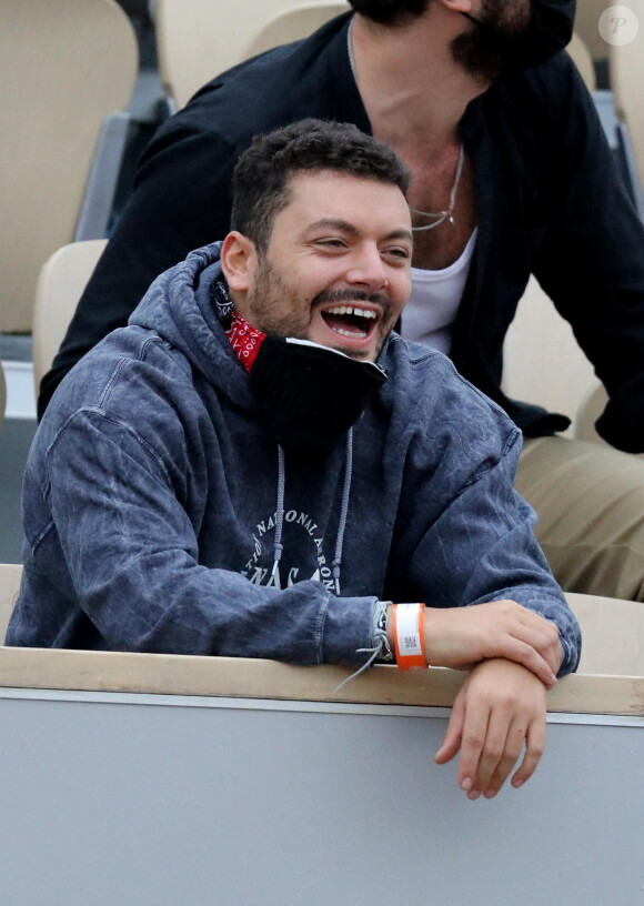Kev Adams est venu encourager son ami Stanislas Wawrinka qui jouait face à Henri Gaston lors du tournoi de tennis des Internationaux de Roland Garros à Paris. Le 2 octobre 2020 © Dominique Jacovides / Bestimage