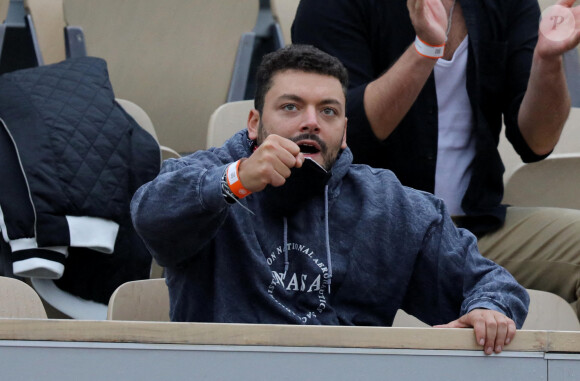 Kev Adams est venu encourager son ami Stanislas Wawrinka qui jouait face à Henri Gaston lors du tournoi de tennis des Internationaux de Roland Garros à Paris. Le 2 octobre 2020 © Dominique Jacovides / Bestimage