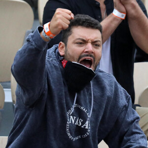 Kev Adams est venu encourager son ami Stanislas Wawrinka qui jouait face à Henri Gaston lors du tournoi de tennis des Internationaux de Roland Garros à Paris. © Dominique Jacovides / Bestimage