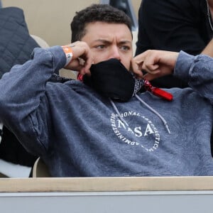 Kev Adams est venu encourager son ami Stanislas Wawrinka qui jouait face à Henri Gaston lors du tournoi de tennis des Internationaux de Roland Garros à Paris. Le 2 octobre 2020 © Dominique Jacovides / Bestimage
