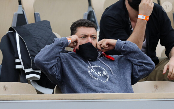 Kev Adams est venu encourager son ami Stanislas Wawrinka qui jouait face à Henri Gaston lors du tournoi de tennis des Internationaux de Roland Garros à Paris. Le 2 octobre 2020 © Dominique Jacovides / Bestimage