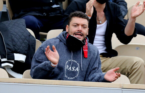 Kev Adams est venu encourager son ami Stanislas Wawrinka qui jouait face à Henri Gaston lors du tournoi de tennis des Internationaux de Roland Garros à Paris. Le 2 octobre 2020 © Dominique Jacovides / Bestimage