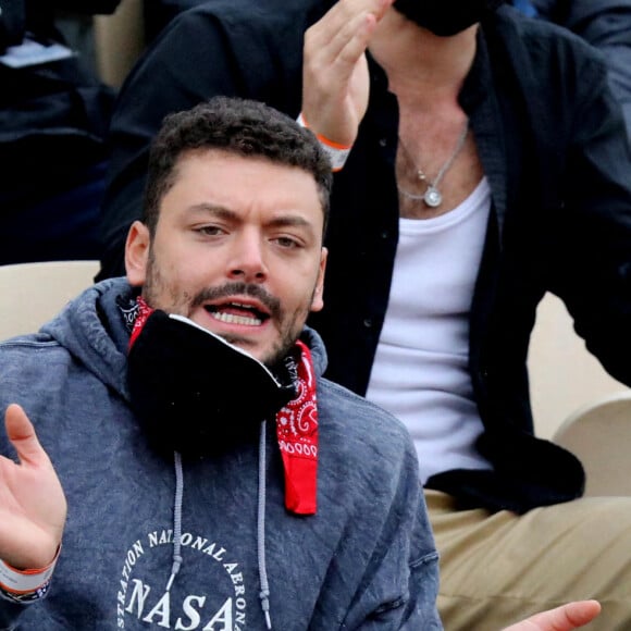 Kev Adams est venu encourager son ami Stanislas Wawrinka qui jouait face à Henri Gaston lors du tournoi de tennis des Internationaux de Roland Garros à Paris. Le 2 octobre 2020 © Dominique Jacovides / Bestimage