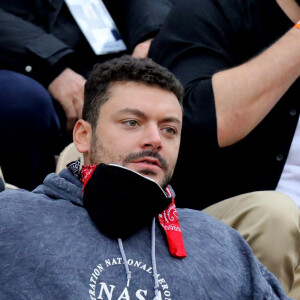 Kev Adams est venu encourager son ami Stanislas Wawrinka qui jouait face à Henri Gaston lors du tournoi de tennis des Internationaux de Roland Garros à Paris. Le 2 octobre 2020 © Dominique Jacovides / Bestimage