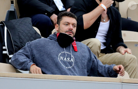 Kev Adams est venu encourager son ami Stanislas Wawrinka qui jouait face à Henri Gaston lors du tournoi de tennis des Internationaux de Roland Garros à Paris. Le 2 octobre 2020 © Dominique Jacovides / Bestimage