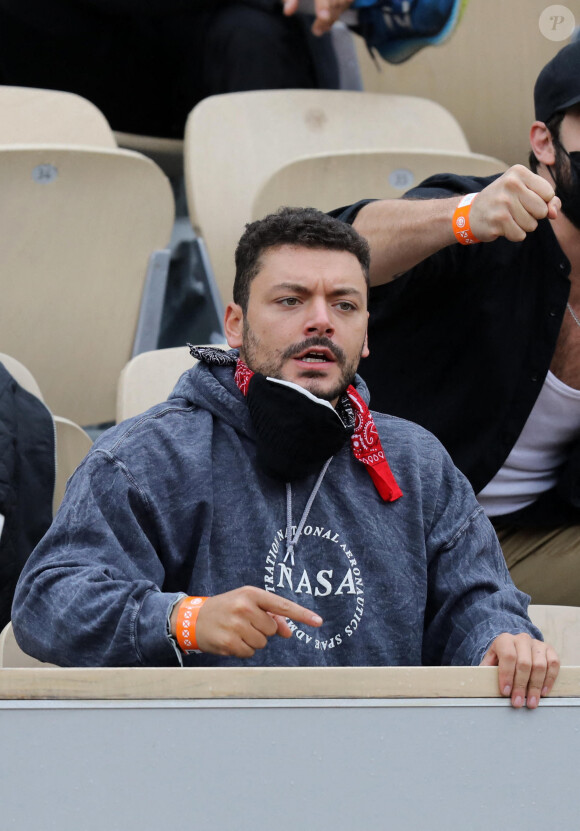 Kev Adams est venu encourager son ami Stanislas Wawrinka qui jouait face à Henri Gaston lors du tournoi de tennis des Internationaux de Roland Garros à Paris. Le 2 octobre 2020 © Dominique Jacovides / Bestimage