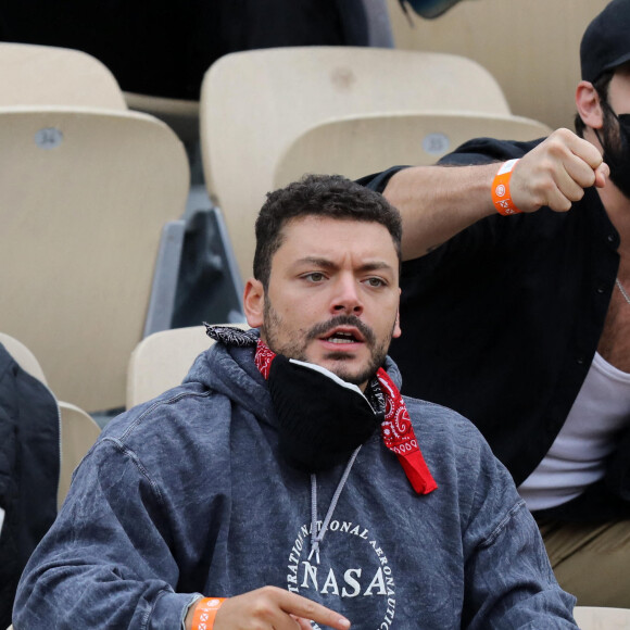 Kev Adams est venu encourager son ami Stanislas Wawrinka qui jouait face à Henri Gaston lors du tournoi de tennis des Internationaux de Roland Garros à Paris. Le 2 octobre 2020 © Dominique Jacovides / Bestimage